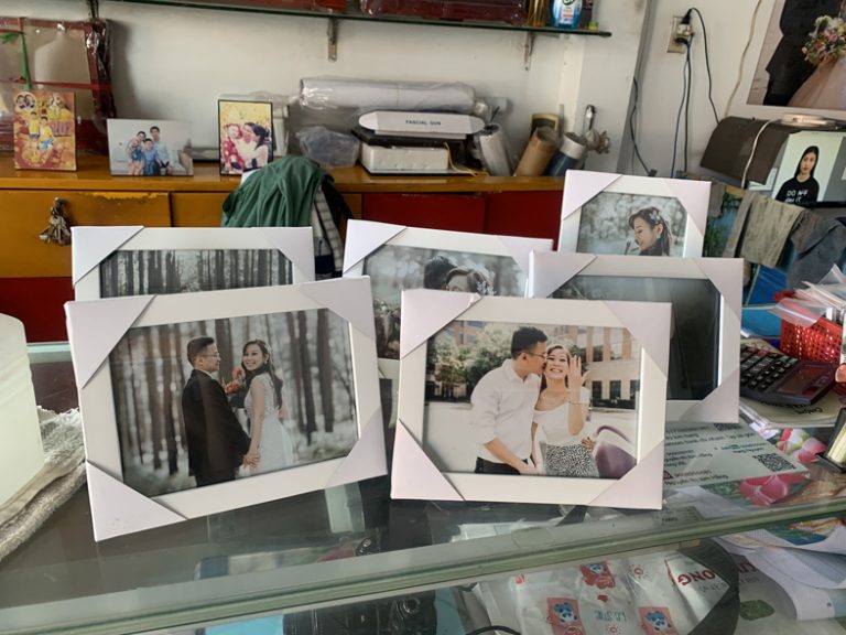 ROI ANH +EP KEO+ KHUNG KINH DE BAN 15×21